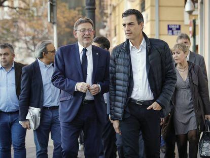 El secretario general del PSOE, Pedro S&aacute;nchez, a la derecha, con el presidente valenciano, Ximo Puig, en Valencia.
