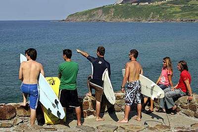 Unos surfistas contemplan la desembocadura de Urdaibai, en Mundaka, donde se producía la ola.