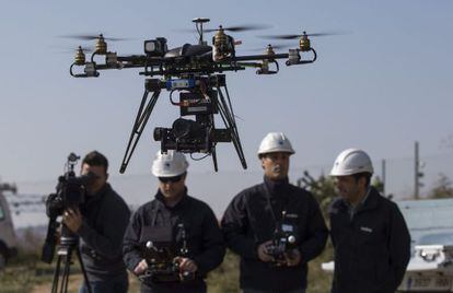 Endesa ha anunciado que empleará robots voladores como el de la imagen para inspeccionar las torres y el tendido eléctrico en todo el país.