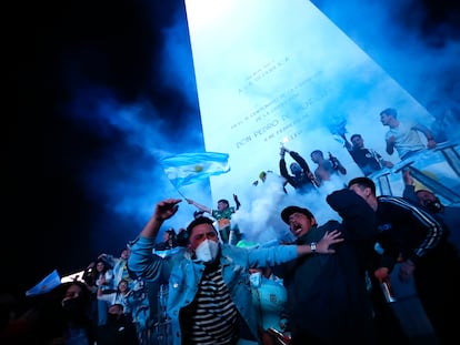 Aficionados de Argentina celebran en el Obelisco el triunfo de su selección contra Brasil.