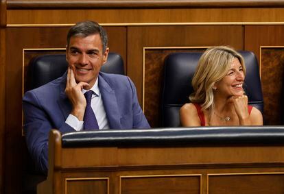 El presidente del Gobierno en funciones, Pedro Sánchez, y la ministra de Trabajo en funciones, Yolanda Díaz, en el Congreso de los Diputados el pasado 17 de agosto.