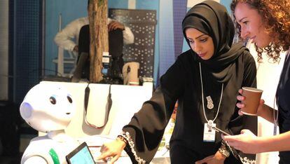 Dos mujeres en el foro de datos que se celebra en Dubái.