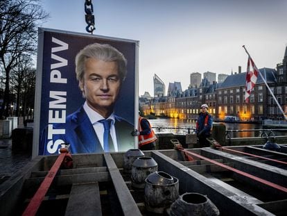 Un cartel electoral del líder del PVV, Geert Wilders, es retirado cerca del Binnenhof, un día después de las elecciones a la Cámara Baja, en La Haya, Países Bajos, este jueves.