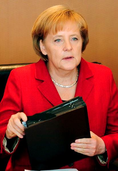 Ángela Merkel toma asiento antes de una reunión en la Cancillería de Berlín