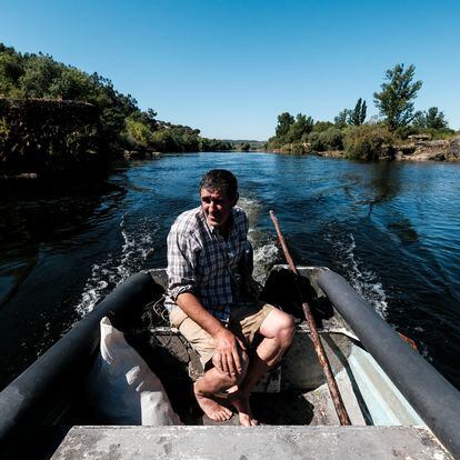 Francisco Pinto, uno de los pocos pescadores que quedan en la localidad de Ortiga, en el concejo portugués de Mação.