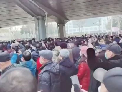 Un grupo de ciudadanos se manifiesta en Wuhan (China), en contra de los recortes del sistema sanitario, el 15 de febrero.