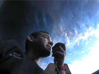 Jared Isaacman comunica con la Tierra durante su viaje espacial el pasado 17 de septiembre.