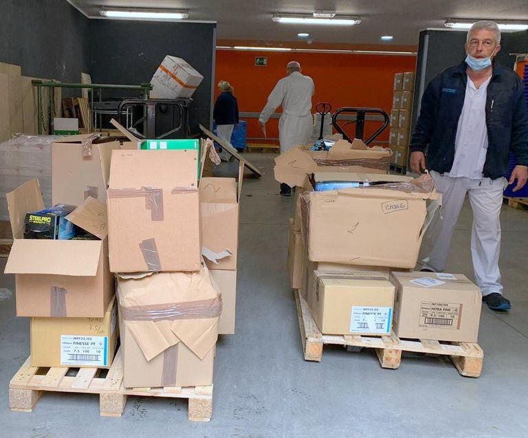 Leganés entrega al Severo Ochoa 10.550 mascarillas, 48.600 guantes y 159 trajes de protección el pasado 17 de marzo.
AYUNTAMIENTO DE LEGANÉS
17/03/2020