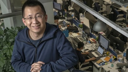 Zhang Yiming, fundador de ByteDance, donde posa en su sede en Pekín en 2019.