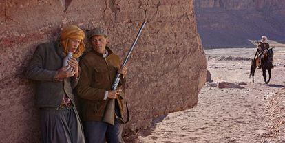 Viggo Mortensen, junto a Reda Kateb, en un fotograma de 'Lejos de los hombres', de David Oelhoffen, basada en la novela de Albert Camus.