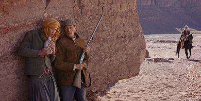 Viggo Mortensen, junto a Reda Kateb, en un fotograma de &#039;Lejos de los hombres&#039;, de David Oelhoffen, basada en la novela de Albert Camus.