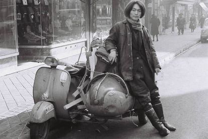 El japonés Yasumasa Toshima junto a su motocicleta, en una imagen tomada en los años setenta.