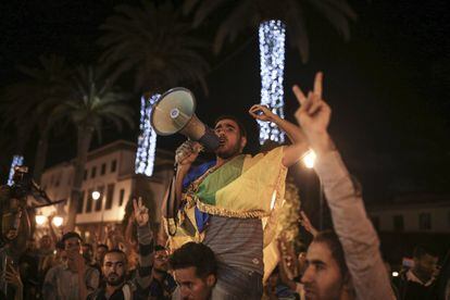Un manifestante grita consignas con un megáfono durante una manifestación en Rabat, el 29 de mayo de 2017. 