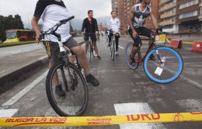 Ciclistas por la calle 26 un día dominical de ciclovía en Bogotá.