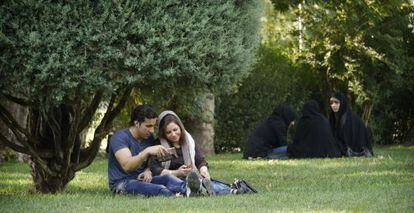 Una pareja en el parque Laleh de Teher&aacute;n.