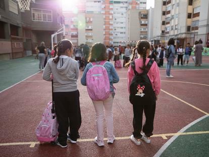 Tres alumnas en colegio público Dionisio Ridruejo de Madrid.