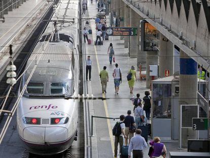 Un tren Ave de Renfe realizando una parada en una estación.