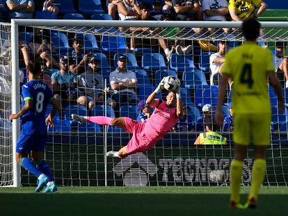 Getafe's Spanish goalkeeper David Soria dives to make a save during the Spanish League football match between Getafe CF and Villarreal CF at the Coliseum Alfonso Perez stadium in Getafe on August 28, 2022. (Photo by PIERRE-PHILIPPE MARCOU / AFP)