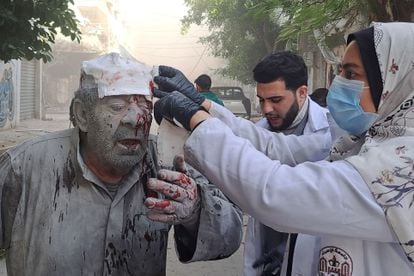 Un hombre herido es atendido por personal sanitario tras un ataque israelí en los alrededores del hospital Kamal Adwan en Beit Lahia, este miércoles. 