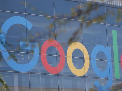 El logo de Google en las oficinas de California, EE UU.