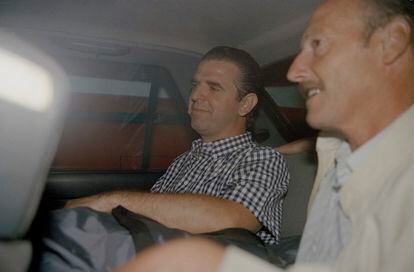 A la izquierda, el exguerrillero Mario Fimenich, tras ser indultado en 1990.