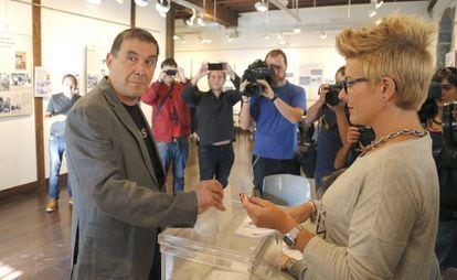 Arnaldo Otegi en el moment de votar en un col·legi electoral.