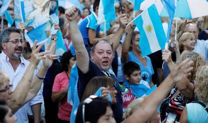 Manifestantes a favor del Gobierno, este sábado en Buenos Aires.