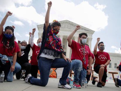 Un grupo de los conocidos como 'dreamers' esperan la decisión del Supremo mientras apoyan el movimiento Black Lives Matter.