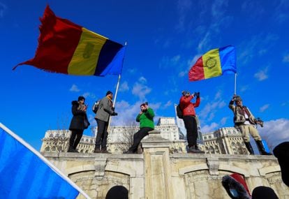 Concentración contra el pasaporte covid convocada en Bucarest por el partido ultra Alianza para la Unión de los Rumanos el 21 de diciembre.