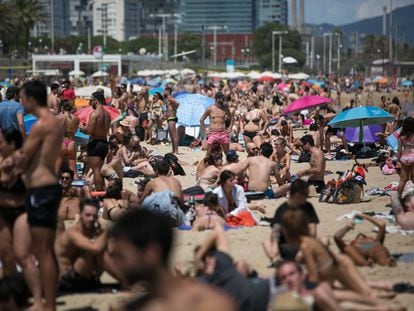 Coronavirus: primer fin de semana de baño en las playas de Barcelona