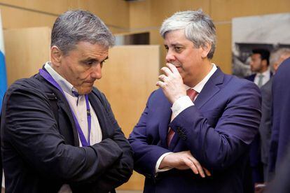 El ministro de Finanzas griego, Euclid Tsakalotos (izq), conversa con el presidente del Eurogrupo, Mario Centeno (dcha). EFE/ Julien Warnand