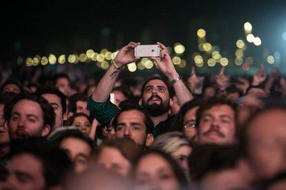 Un joven toma una fotografia de la actuacion de The Last Shadow Puppets del Primavera Sound 2016.