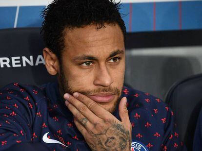 Neymar, en el banquillo durante el partido que el PSG disputó contra el Mónaco.