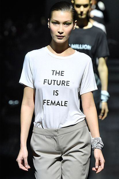 Los lemas feministas toman la pasarela (y también la moda pronta) “The future is female” (“El futuro es femenino”), “Girls just wanna have fun-damental rights” (“Las chicas solo quieren tener derechos fundamentales”, un juego de palabras a propósito de la famosa canción de Cindy Lauper) o “Girls can do anything” (“Las chicas pueden hacer cualquier cosa”) son solo algunos de los lemas feministas que hemos visto estampados en camisetas en las semanas de la moda. Todas las grandes firmas han querido apoyar a las mujeres al tiempo que despertaban el debate: ¿es bueno para el movimiento la visibilidad que le dan estos diseños o lo mercantiliza? Sea como sea, las camisetas feministas se han convertido en una verdadera plaga en 2017 inundando también las propuestas de las firmas low cost.