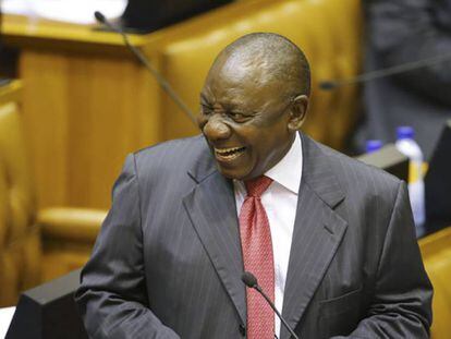 Cyril Ramaphosa durante su investidura como presidente de Sudáfrica en una sesión parlamentaria en Ciudad del cabo este jueves.