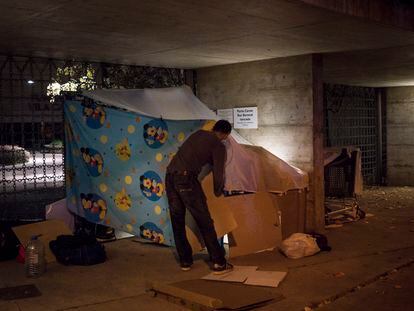 Una persona sin hogar prepara el lugar donde dormir en Barcelona, en una fotografía de archivo.