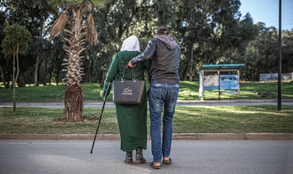 Debido a la condición de la ex jornalera, el matrimonio no puede pagar la escolarización de sus hijos. Ella y su marido (en la imagen) aseguran que nadie les informó de sus derechos cuando sufrió el ictus.