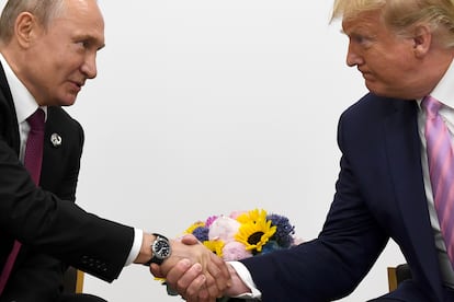 Vladimir Putin y Donald Trump se estrechan la mano en junio de 2019.