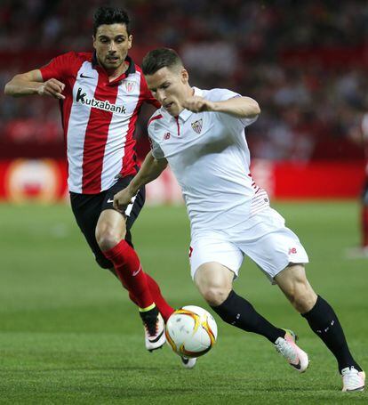 El defensa del Athletic Club Eneko Bóveda (i) persigue al francés Kevin Gameiro, del Sevilla FC.