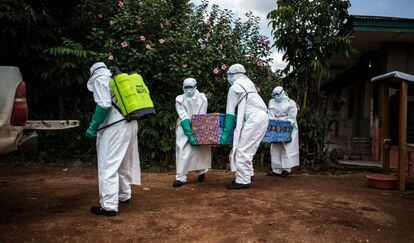Personal de Sanidad trasladan el cuerpo de una víctima del ébola, cerca de la ciudad congoleña de Beni.