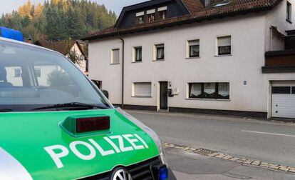 Un cotxe de policia davant de la casa de Wallenfels on s'han trobat els cadàvers de set nadons.