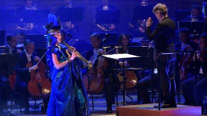 La saxofonista Valentine Michaud y Esa-Pekka Salonen al frente de la Filarmónica de Viena en el estreno mundial de la versión para saxo soprano de 'Peacock Tales' de Anders Hilborg en el Festival de Lucerna.