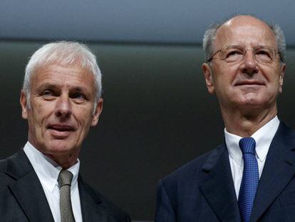 Matthias M&uuml;ller, presidente de Volkswagen, y Han Dieter P&ouml;tsch, de su junta directiva, el pasado mes de marzo en Hannover (Alemania) 