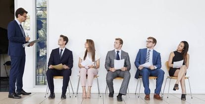 Candidatos esperando para una entrevista de trabajo.