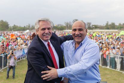 El presidente de Argentina, Alberto Fernández, y el gobernador de Tucumán y actual jefe de Ministros, Juan Manzur, participan en un mitin de campaña.