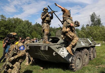 Miembros del Cuerpo de Voluntarios Rusos y de la Legión de la Libertad de Rusia, este miércoles durante un encuentro con medios de comunicación en la provincia de Járkov, muy cerca de la frontera con Rusia.