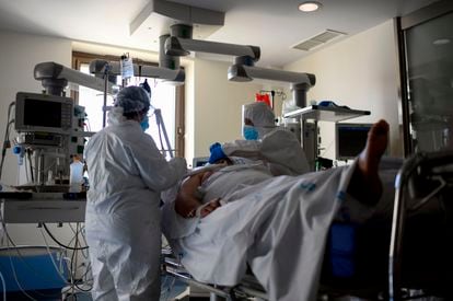 Personal sanitario atiende a un paciente de la UCI del hospital Ramón y Cajal de Madrid.