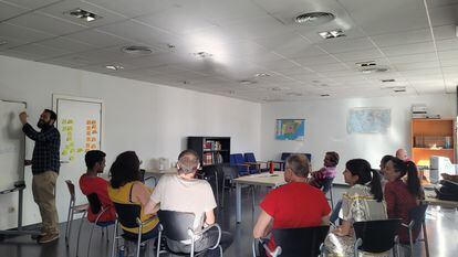 Clase grupal con un mentor del programa Mentoring for a Job en la sede de Nadiesolo en Madrid.