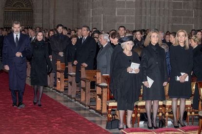 Los reyes Felipe VI y Letizia, a su llegada a la basílica del monasterio de San Lorenzo de El Escorial, en el funeral por la infanta Pilar de Borbón. A la derecha, las infantas Cristina y Elena y la princesa Beatriz de Holanda.