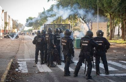 Policía antidisturbios se enfrentan a los manifestantes en la barriada de San Pedro en Puerto Real (Cádiz), este miércoles. 